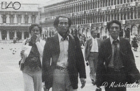 Maître Egami, son épouse Chiyoko avec maître Murakami à l'aéroport Charles de Gaulle