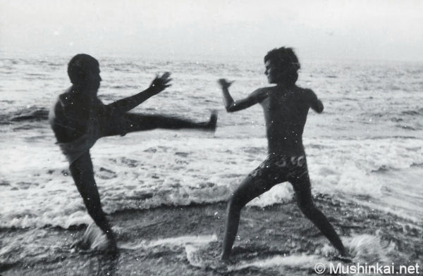 Jiyu-kumité sur la plage (1974)
