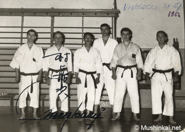 Maître Murakami et un groupe de karatékas italien à Viaregio en 1964