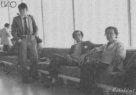 Maître Egami, son épouse Chiyoko avec maître Murakami à l'aéroport Charles de Gaulle